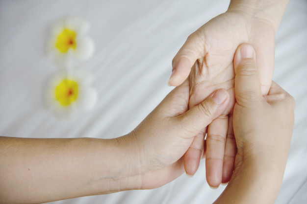 photo massage des mains chiromancie et spiritualité