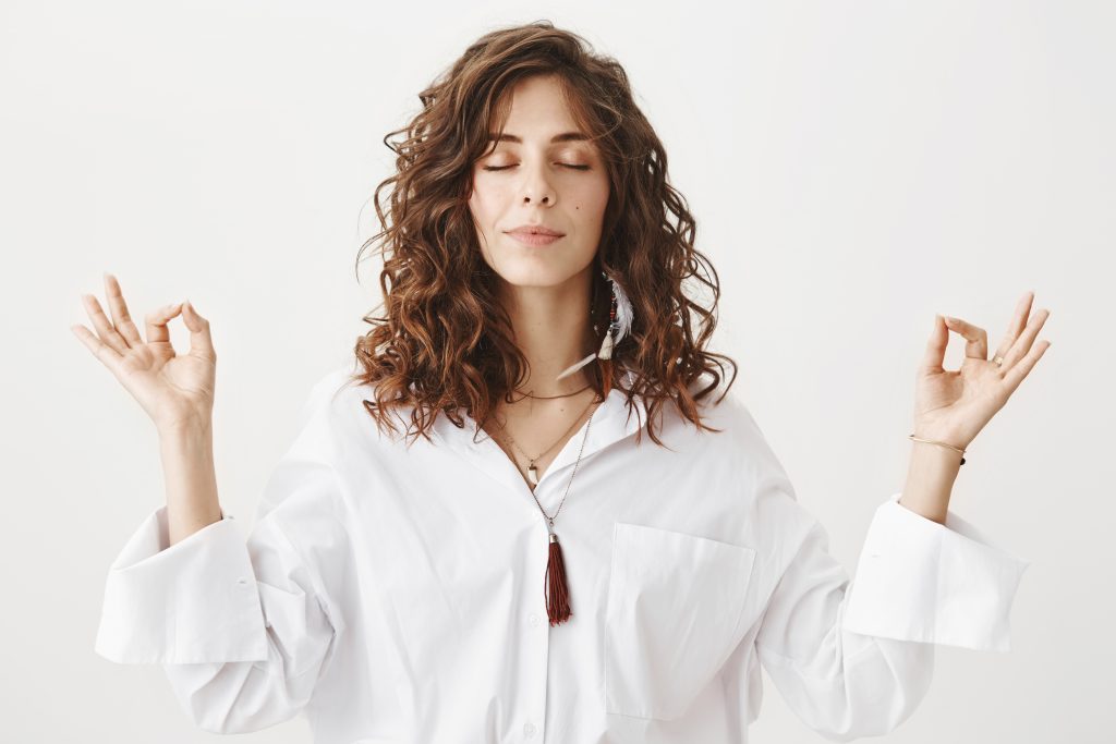 femme brune en train de méditer idées reçues de la méditation