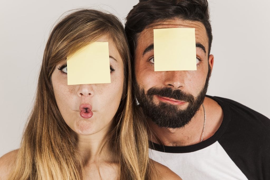 couple avec un post-it sur le front