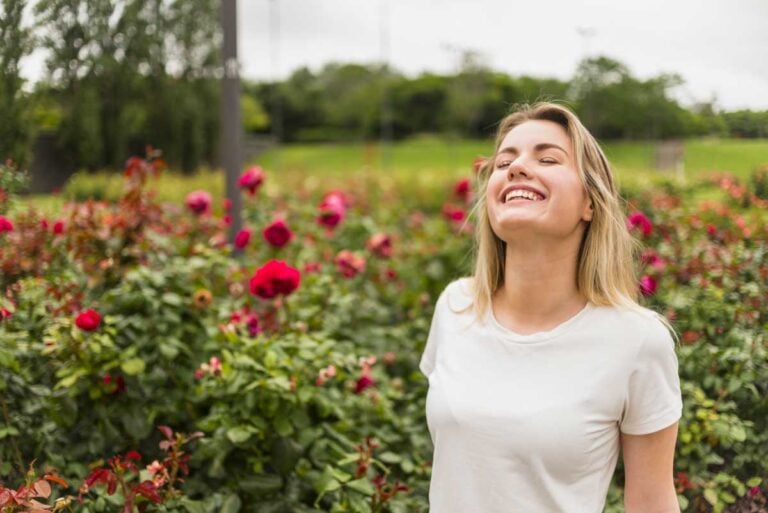 Pensées positives femme heureuse