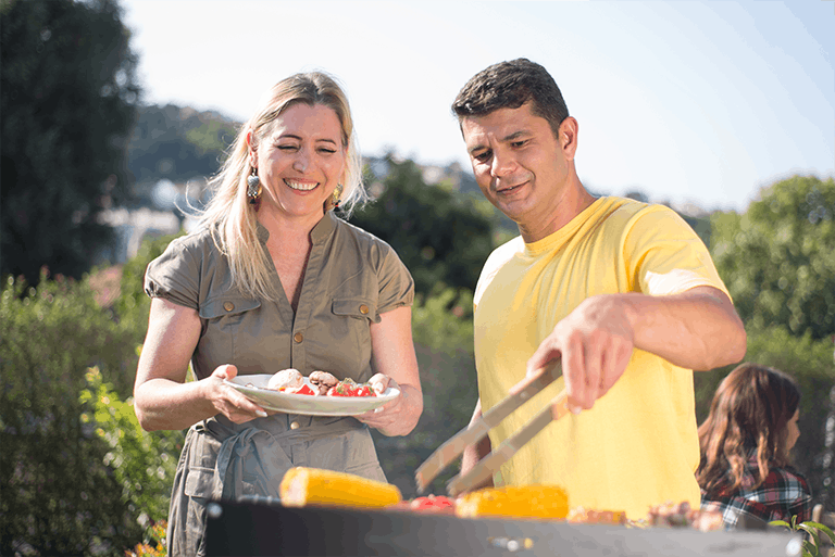 Flammes jumelles amis qui font un barbecue